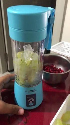 The USB Rechargeable Juicer & Mixer: Fresh Drinks, Zero Cords.